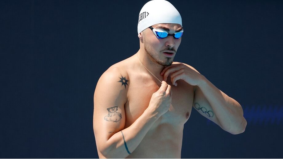 Diogo Ribeiro, nadador português, prepara-se para entrar na piscina.
