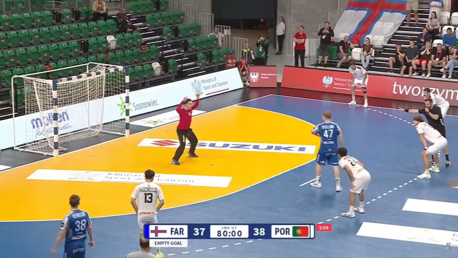 Guardião travou disparo do atacante da Ilhas Faroé