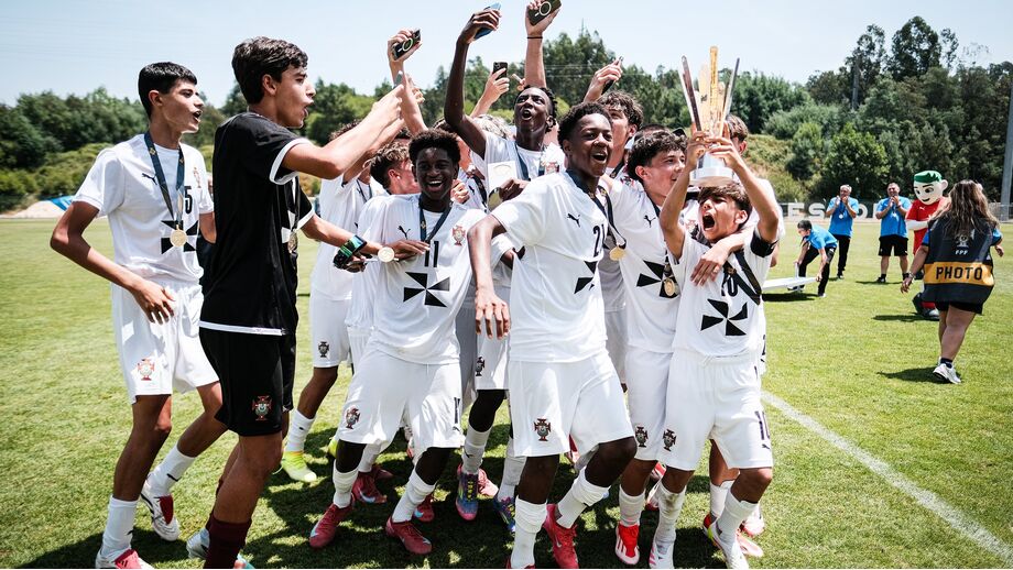 AF Lisboa celebra com o troféu