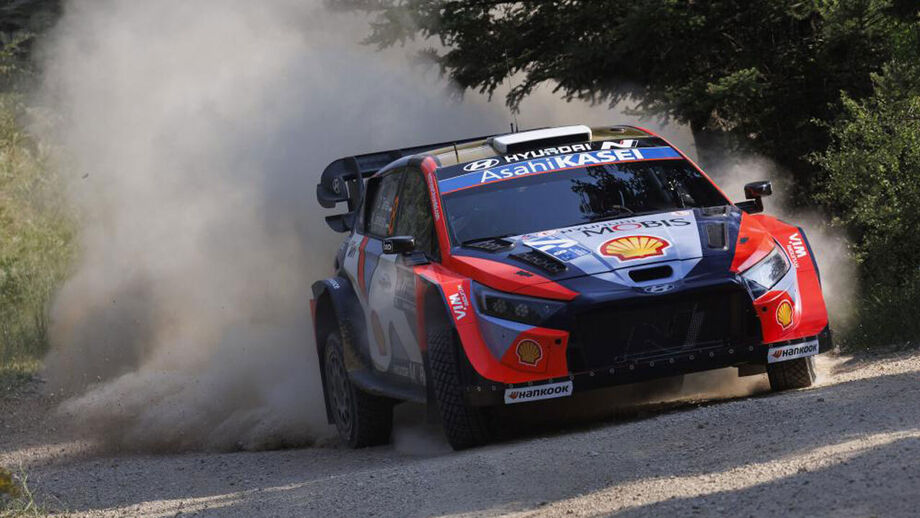 Ott Tänak terminou dia com o tempo de 2:56.31,7 horas