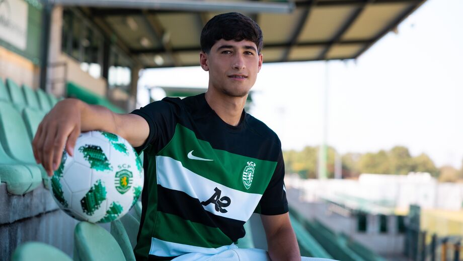 José Mendes assina contrato profissional com o Sporting