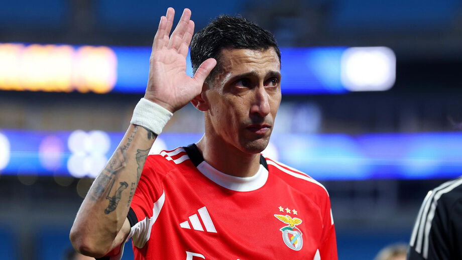 Di María emocionado de águia ao peito