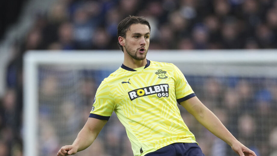 Taylor Harwood-Bellis, central inglês, no radar do FC Porto