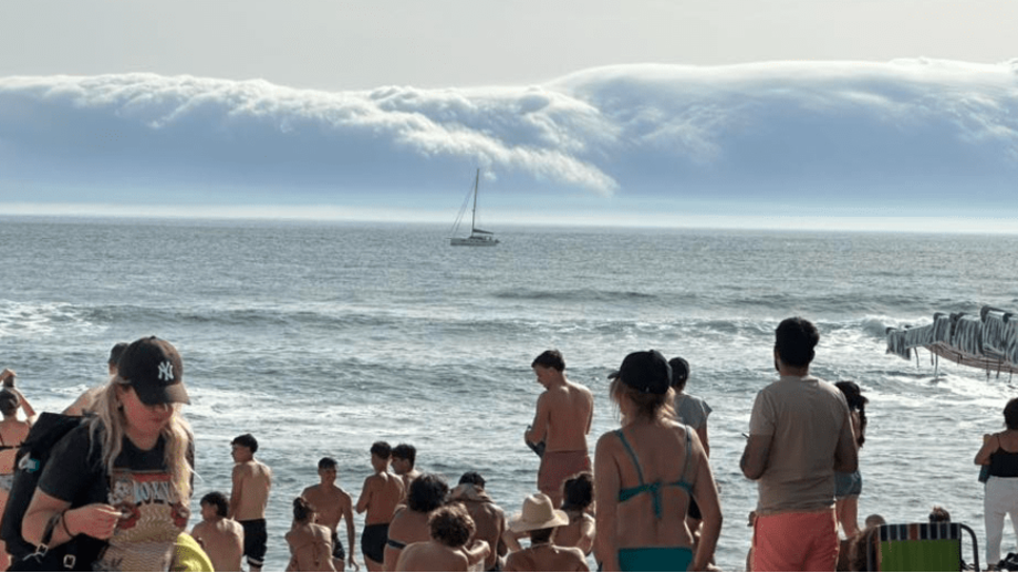 Banhistas assustados abandonam praias em Portugal devido a nuvem invulgar