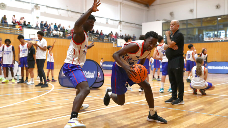 Jovens praticam basquetebol na NBA Basketball School