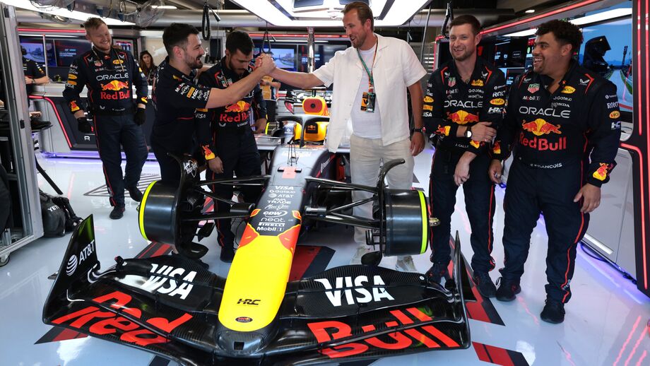 Kane com equipa da Red Bull