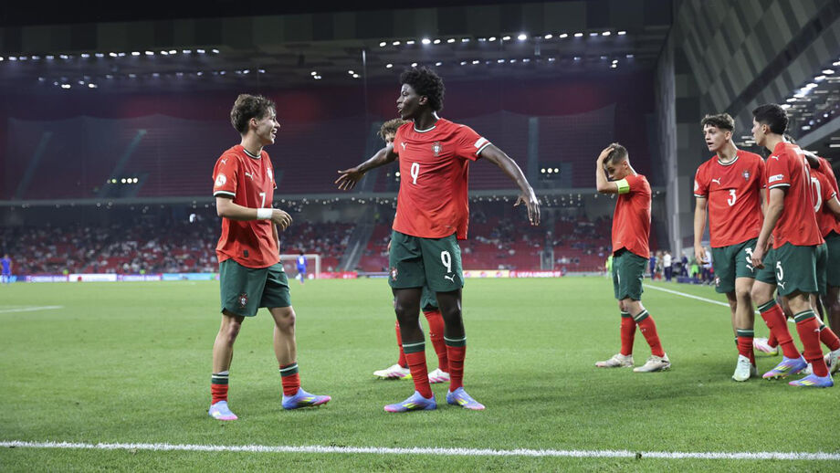 Jogadores portugueses fazem a festa durante a final com a França