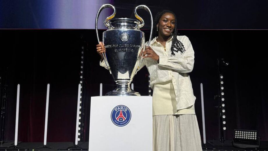 Filha de Fary Faye com o troféu da Liga dos Campeões
