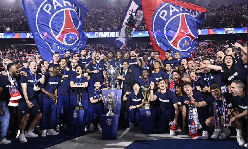 Filha de Fary Faye ao lado de Luis Enrique durante os festejos do PSG no Parque dos Príncipes 