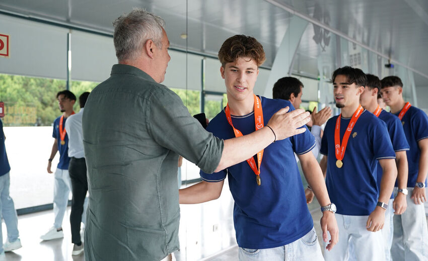 Campeões da Europa pelos sub-17 recebidos pela equipa principal do FC Porto no Olival