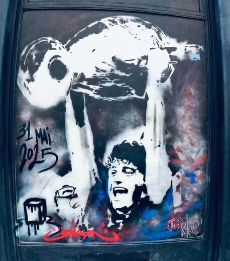 Mural de homenagem a João Neves nas ruas de Paris  