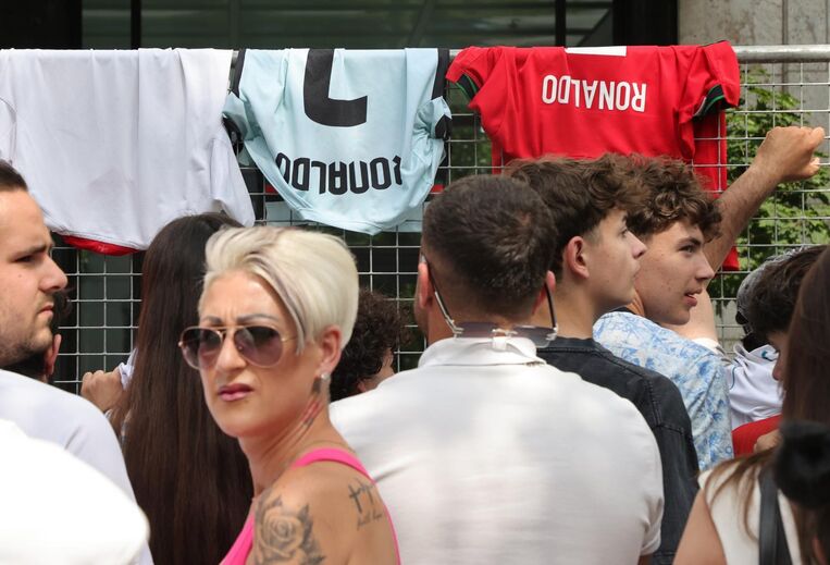 Camisolas estendidas à procura de um autógrafo: a técnica dos adeptos que esperam Cristiano Ronaldo