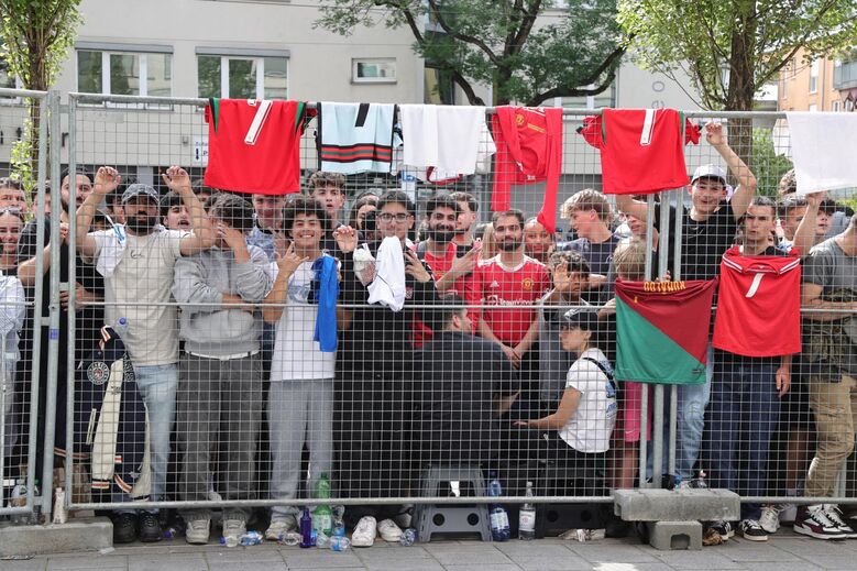 Camisolas estendidas à procura de um autógrafo: a técnica dos adeptos que esperam Cristiano Ronaldo