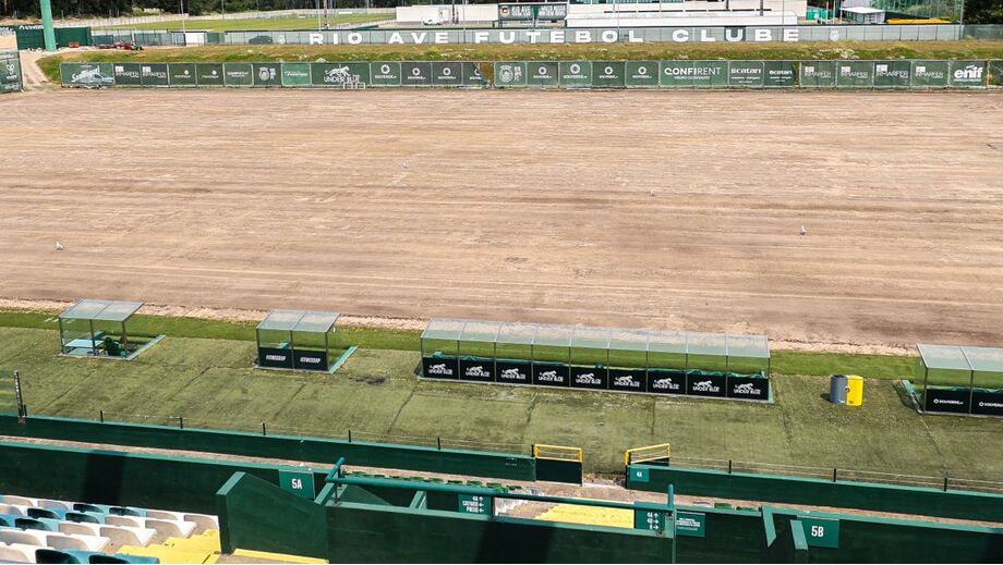 Rio Ave renova relvado e bancada do Estádio dos Arcos