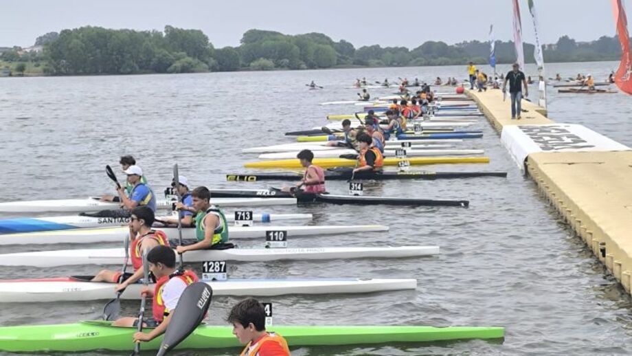 Competição nacional de canoagem na Pateira de Fermentelos
