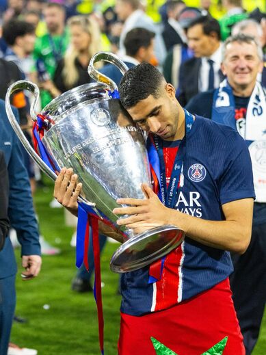 Achraf Hakimi com o troféu da Liga dos Campeões
