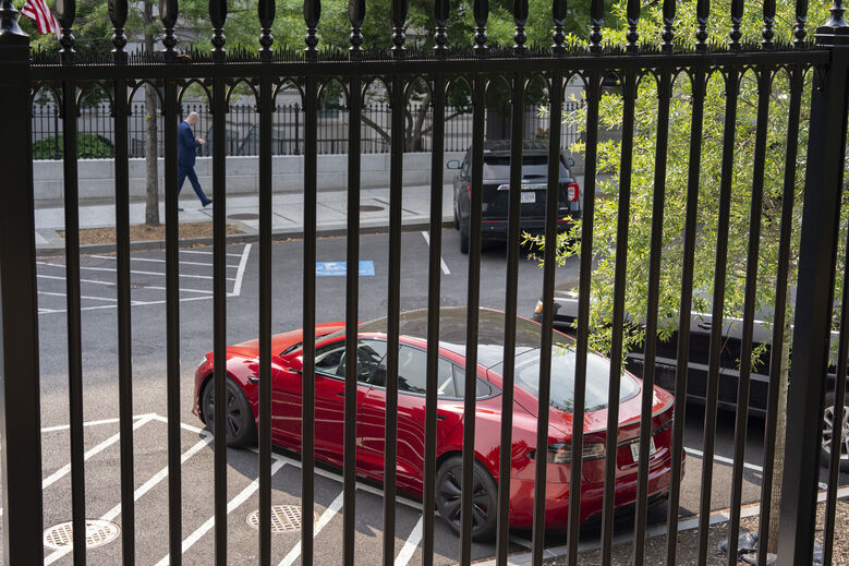 Tesla estacionado junto à Casa Branca