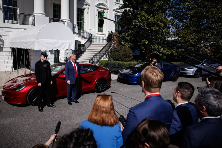 Trump e Musk com o Tesla em frente à Casa Branca