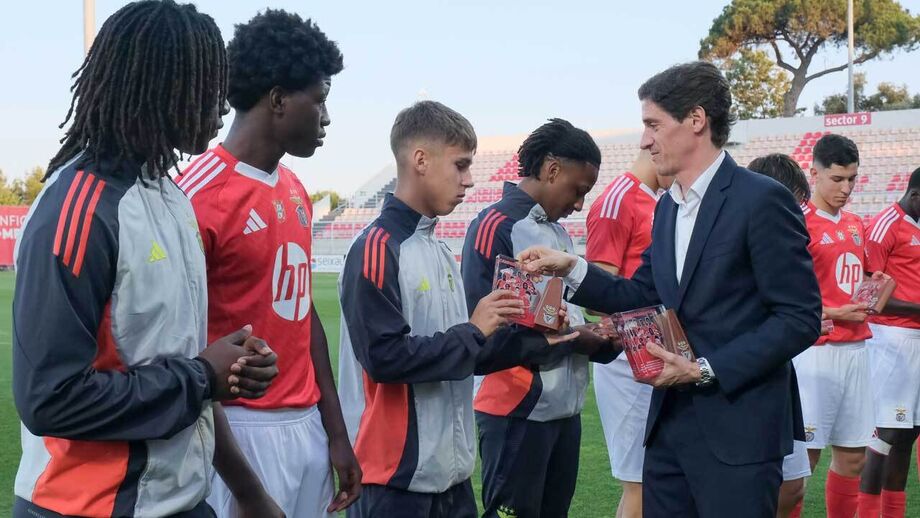 Benfica homenageia campeões europeus de sub-17 no Seixal.
