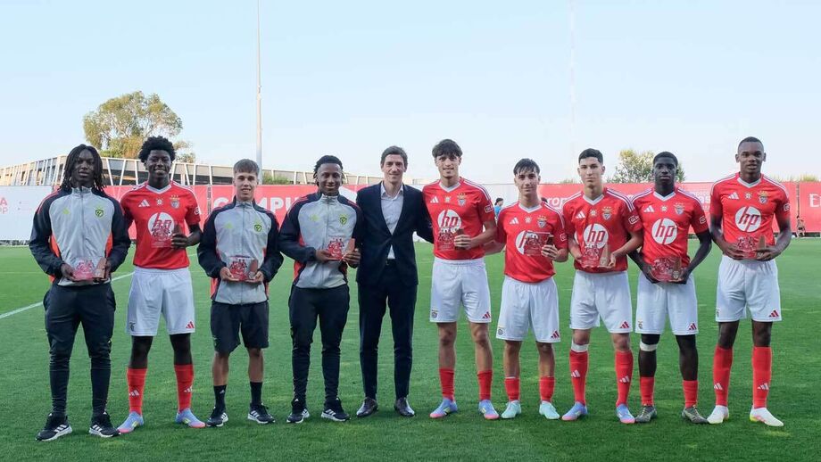 Benfica distingue campeões europeus de sub-17 no Seixal