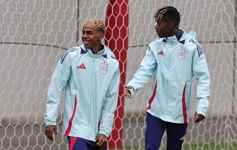 Nico Williams também sempre perto de Yamal