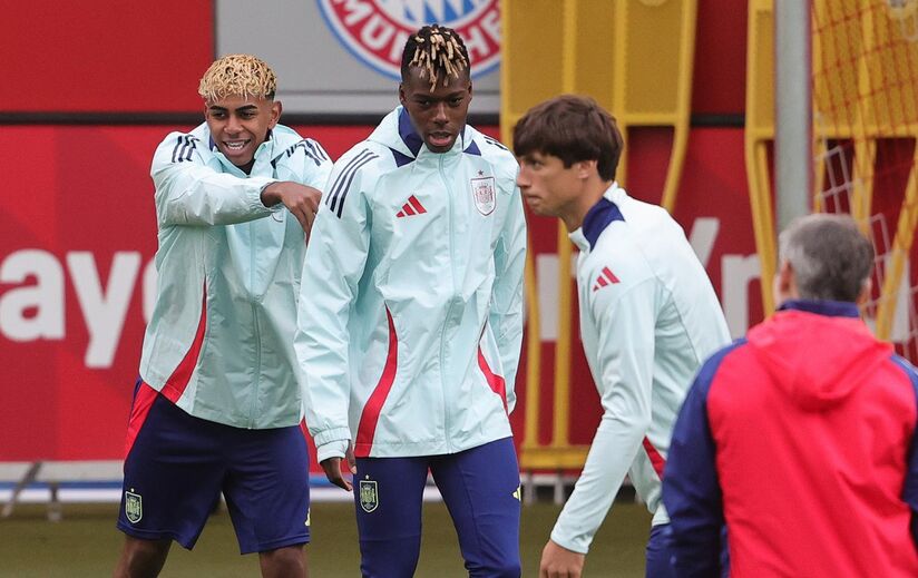 Nico Williams também sempre perto de Yamal