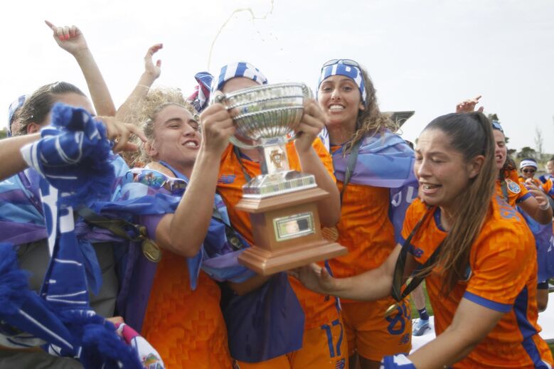 Jogadoras do FC Porto celebram a conquista da 3.ª divisão feminina