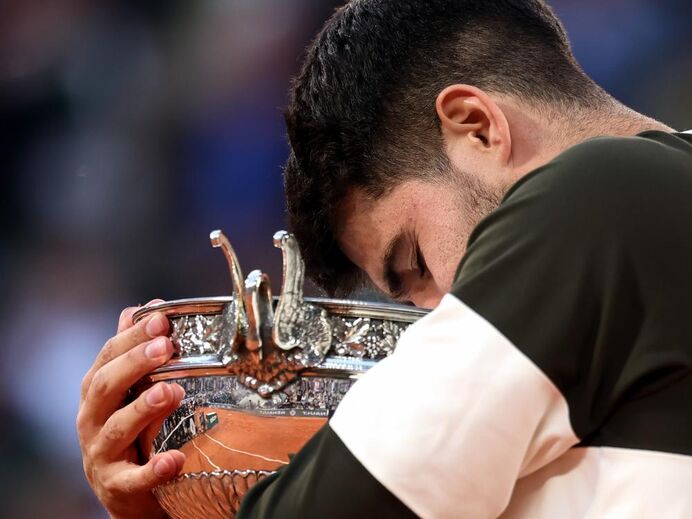 Tenista beija troféu em Roland Garros