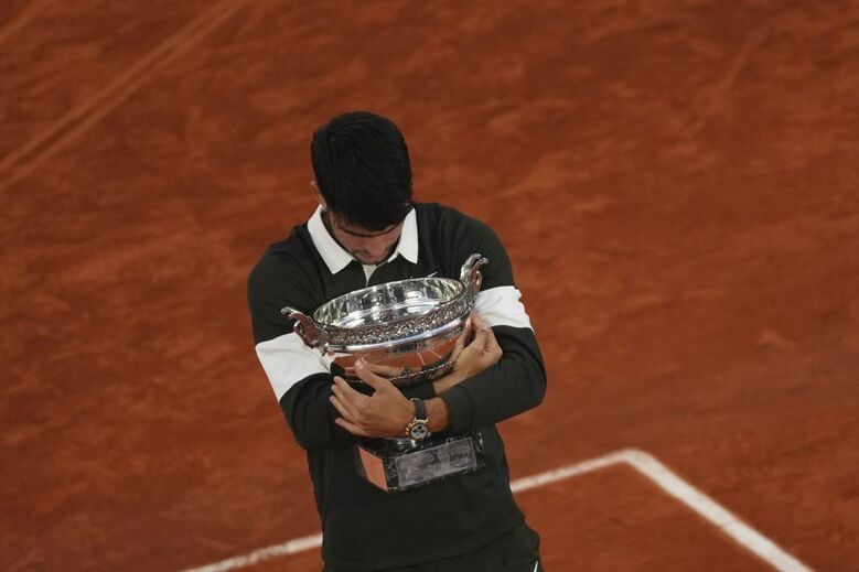 Carlos Alcaraz celebra vitória com o troféu em Roland Garros