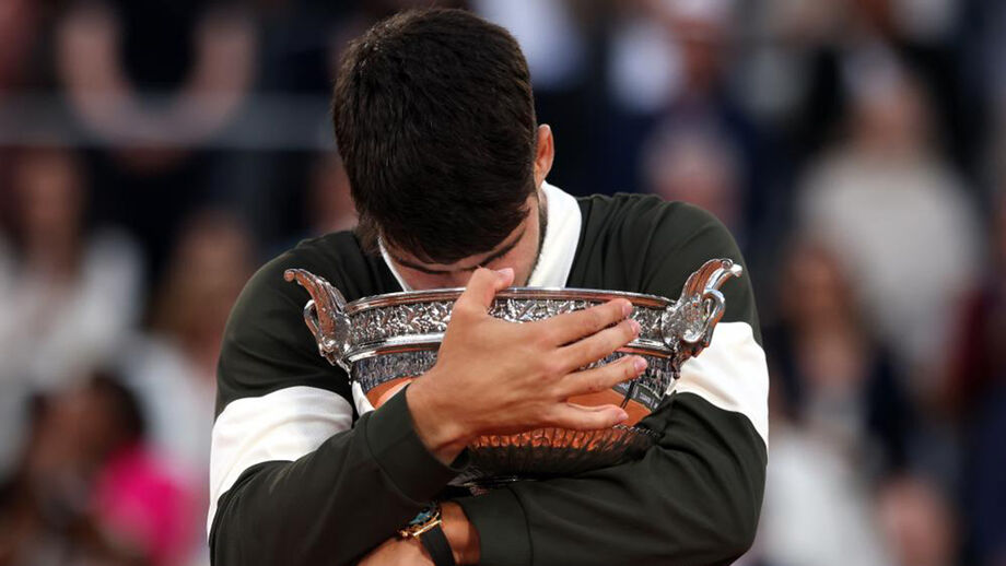 Homem abraça troféu em Roland Garros