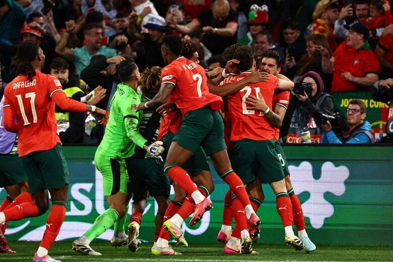 Jogadores da seleção festejam golo durante jogo de futebol