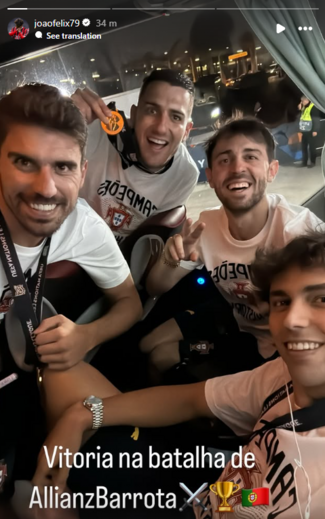 Jogadores portugueses celebram vitória na Allianz Barrota, em Munique