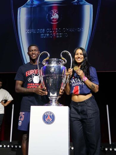 Nuno Mendes e a namorada após a conquista da Liga dos Campeões
