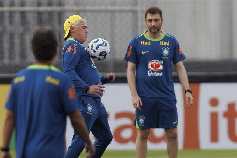 Ancelotti no treino da seleção brasileira