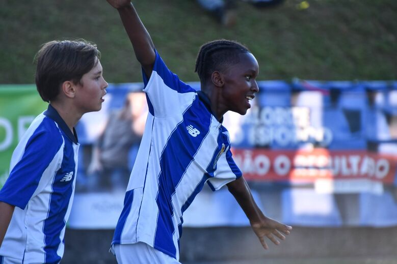 Jovens jogadores celebram vitória no Torneio Internacional Pauleta Azores Soccer