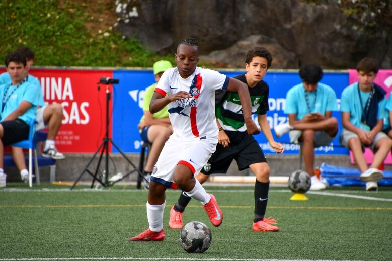 Jogador de futebol em ação durante o Torneio Internacional Pauleta nos Açores.
