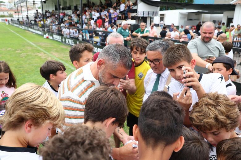 Rui Borges recebe homenagem em Mirandela e distribui autógrafos