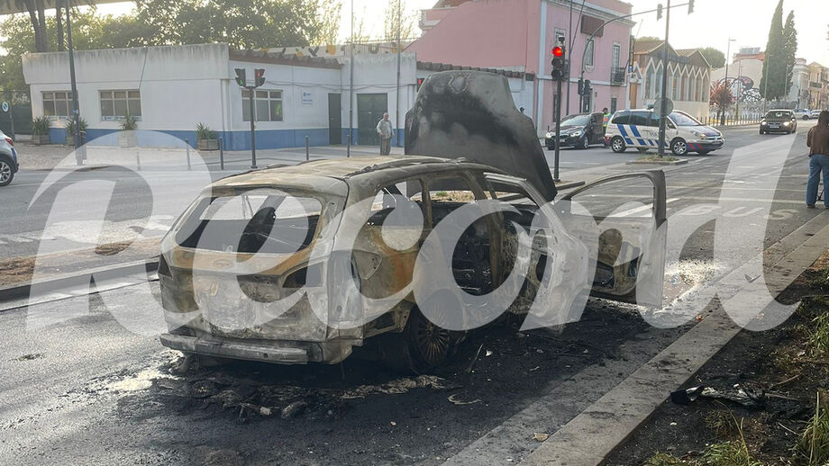 Viatura incendiada após ataque de claque do Sporting
