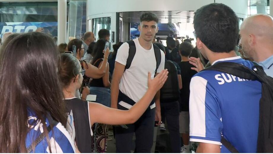 Adeptos apoiaram dragões na partida para os EUA