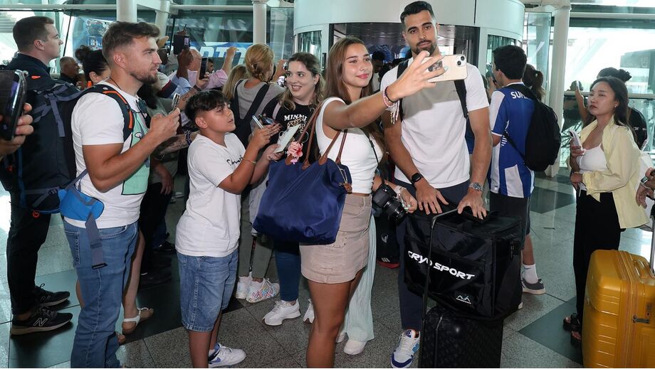 Adeptos apoiaram dragões na partida para os EUA