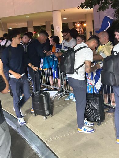 Jogadores do FC Porto acarinhados por adeptos na chegada aos EUA 