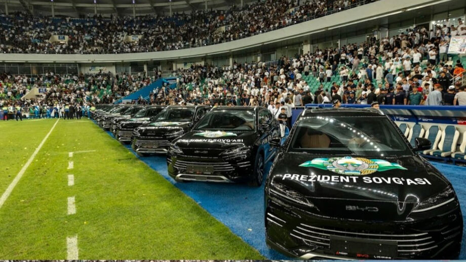Jogadores do Uzbequistão recebem carros BYD do presidente