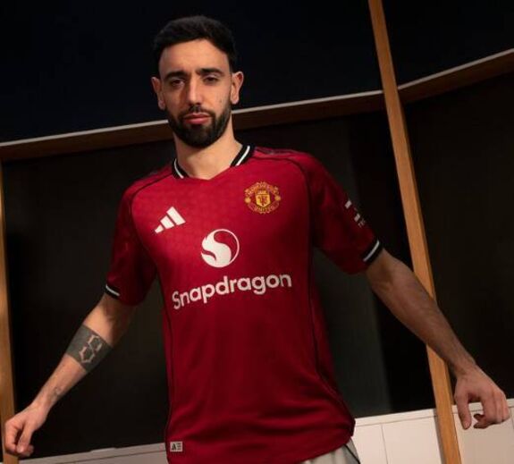 Bruno Fernandes apresenta equipamento principal do Manchester United para 2025/26