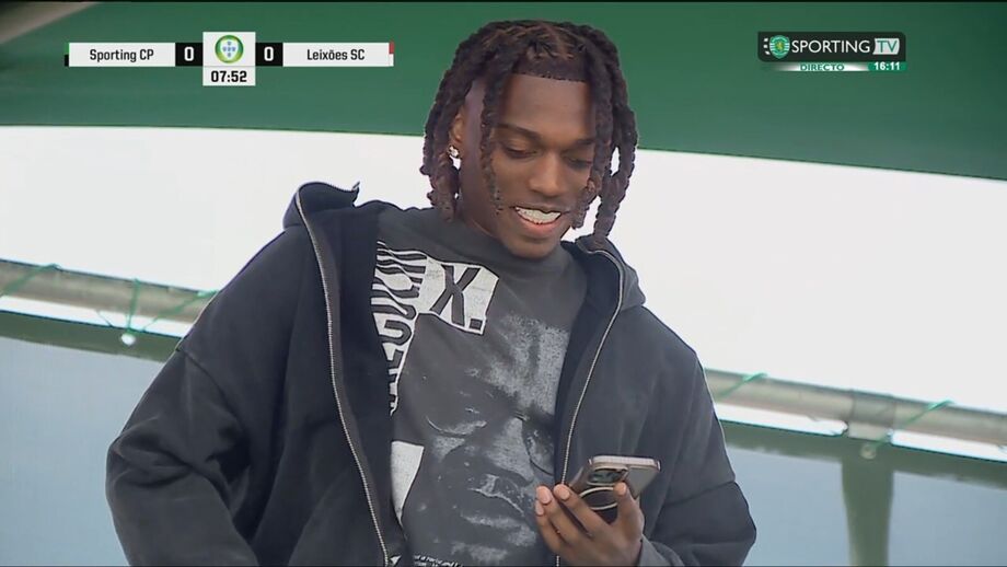Rafael Leão assiste ao jogo do irmão na Academia do Sporting, em Alcochete