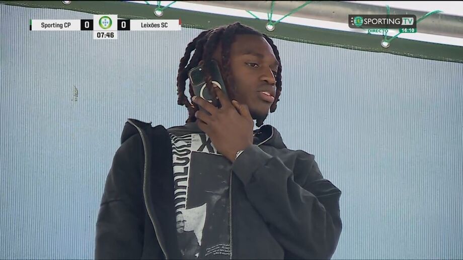 Rafael Leão assiste a jogo do irmão em Alcochete, durante período de férias