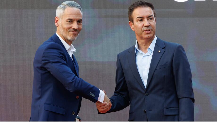 Carlos Vicens e António Salvador dão aperto de mão