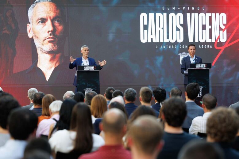 Carlos Vicens foi apresentado no jardim interior da Cidade Desportiva