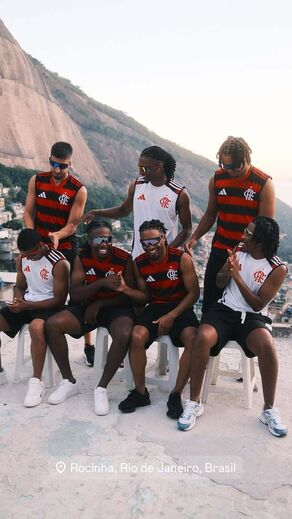 Gonçalo Inácio visita a Rocinha, no Rio de Janeiro, com a camisola do Flamengo