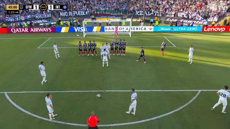 O momento em que o guarda-redes Esteban Andrada monta uma dupla-barreira no Monterrey-Inter