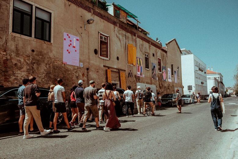 Grupo de pessoas aprecia arte de rua em Lisboa